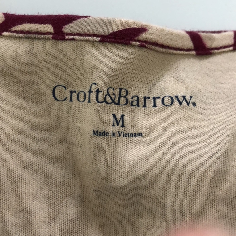 Maroon with tan design long sleeve vneck top Medium - Picture 3 of 6